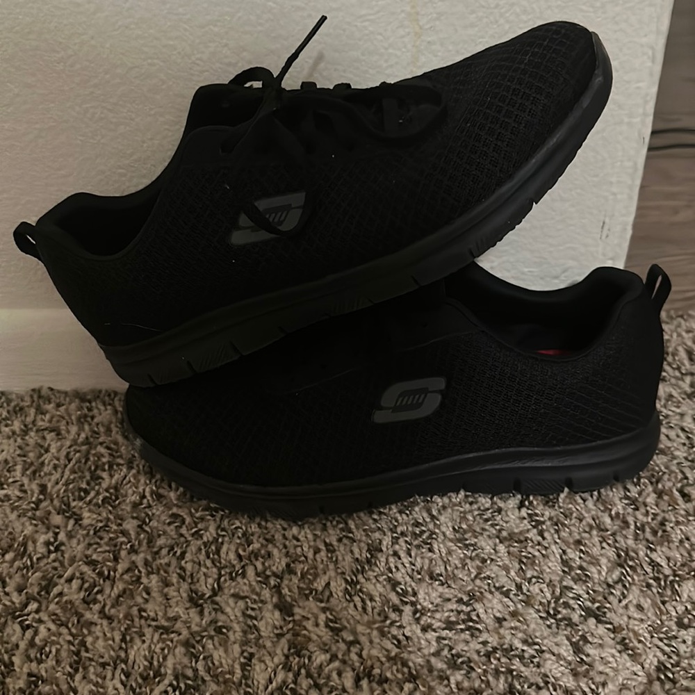 Skechers size 9 non slip shoes